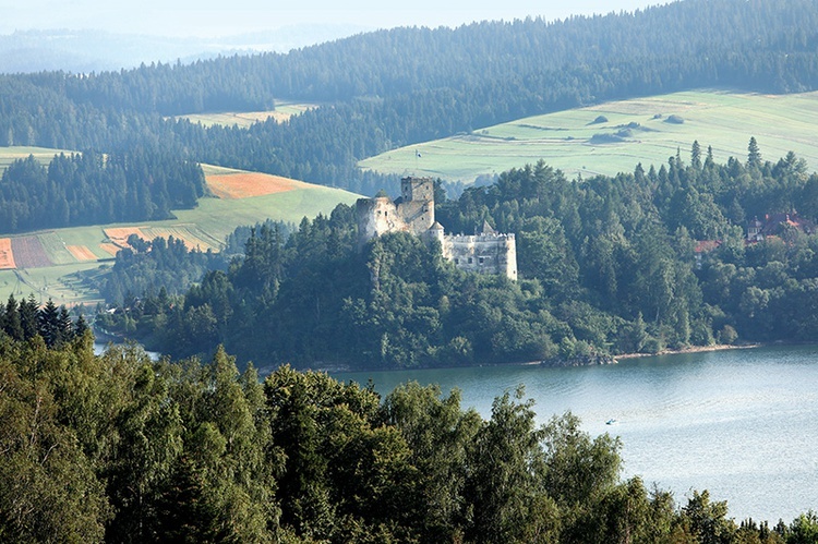 Zamek w Niedzicy widziany z Czorsztyna.