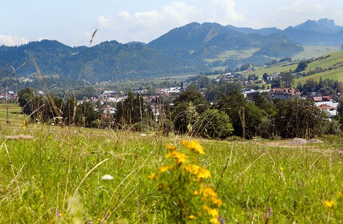 Centralne miejsce w panoramie Niedzicy zajmuje kościół św. Bartłomieja, wokół którego wyrasta cała wieś, pnąca się łagodnie w górę.