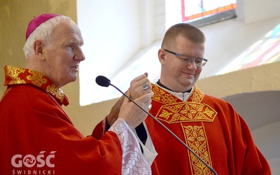 Biskup z wdzięczności za lata posługi wręczył ks. Marcinowi Gęsikowskiemu pierścień św. Stanisława