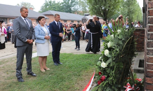 Kwiaty składa wicepremier Beata Szydło