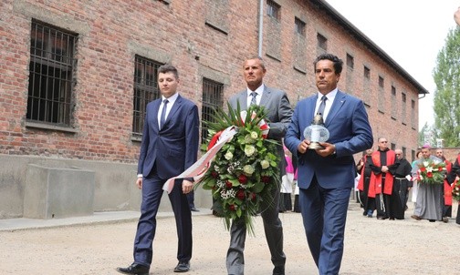 Delegacja władz samorządowych przed Ścianą Śmierci