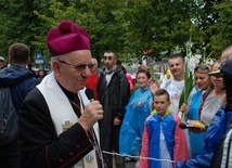 Abp Stanisław czekał na wchodzących pielgrzymów