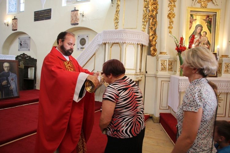 Wprowadzenie relikwii św. Maksymiliana do kościoła w Luszynie