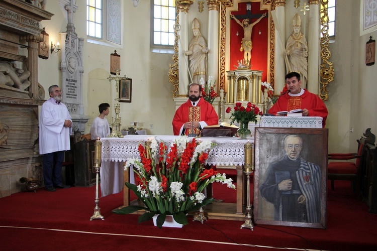 Wprowadzenie relikwii św. Maksymiliana do kościoła w Luszynie