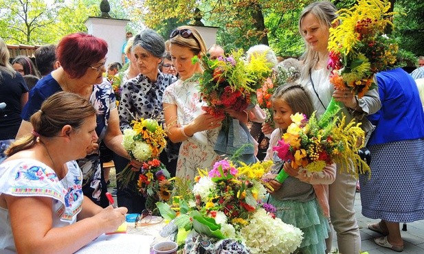 Urszula Babińska przyjmowała bukiety ziół zgłoszone do konkursu