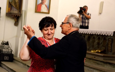 Biskup w kościele tańczył z kilkoma kobietami tango