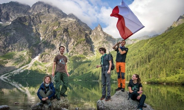 Biało-czerwona flaga ruszyła z Tatr, by dotrzeć nad Bałtyk dla uczczenia 100. rocznicy odzyskania niepodległości