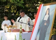 Ks. Piotr Kaczmarek sprawuje Mszę św. polową