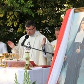 Ks. Piotr Kaczmarek sprawuje Mszę św. polową