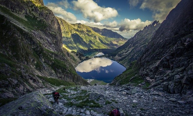 Tatry: Oblężone Morskie Oko i awantury na przepełnionych parkingach