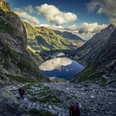 Tatry: Oblężone Morskie Oko i awantury na przepełnionych parkingach