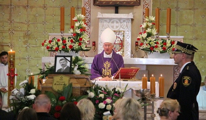 Mszy św. pogrzebowej przewodniczył biskup łowicki Andrzej F. Dziuba