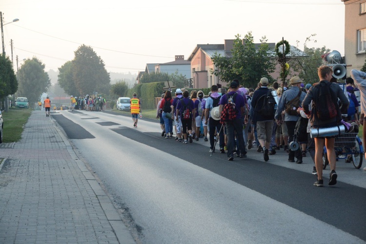 Pielgrzymi zdobywają Jasną Górę