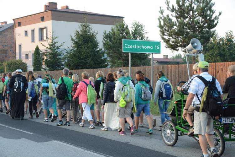 Pielgrzymi zdobywają Jasną Górę