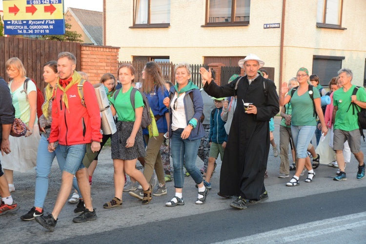 Pielgrzymi zdobywają Jasną Górę