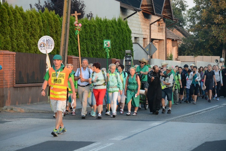 Pielgrzymi zdobywają Jasną Górę