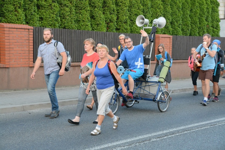 Pielgrzymi zdobywają Jasną Górę