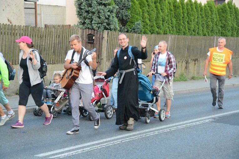 Pielgrzymi zdobywają Jasną Górę