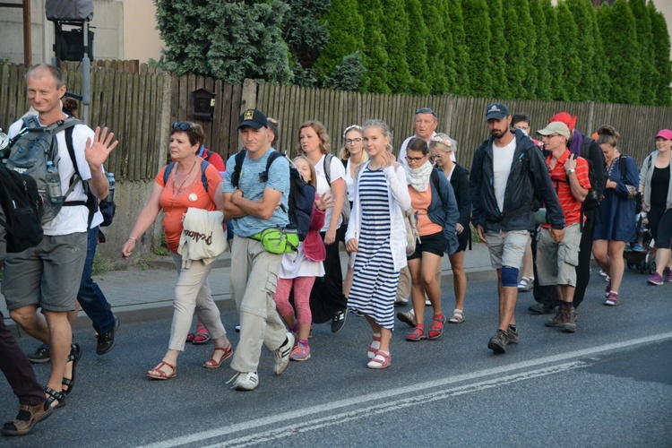 Pielgrzymi zdobywają Jasną Górę