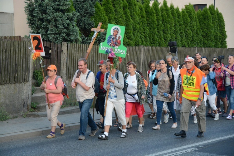 Pielgrzymi zdobywają Jasną Górę