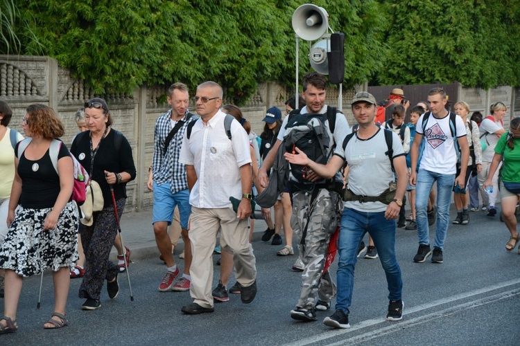 Pielgrzymi zdobywają Jasną Górę