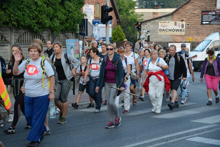 Pielgrzymi zdobywają Jasną Górę