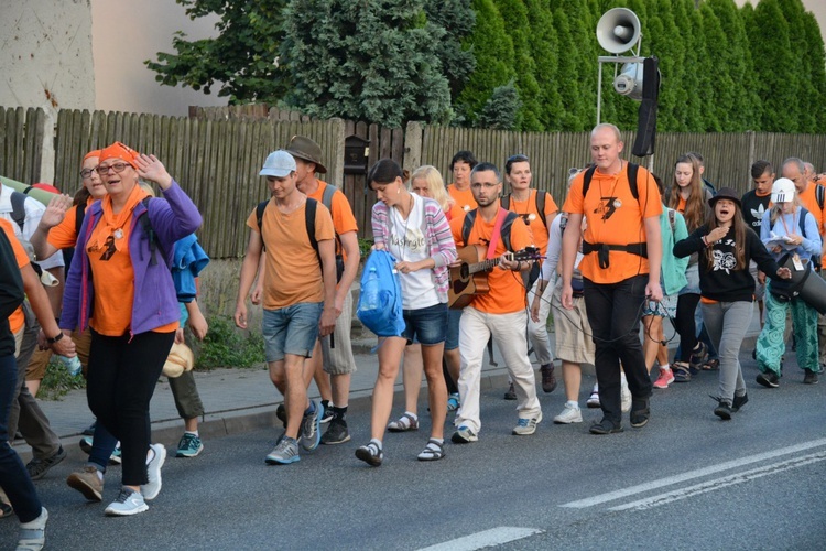 Pielgrzymi zdobywają Jasną Górę