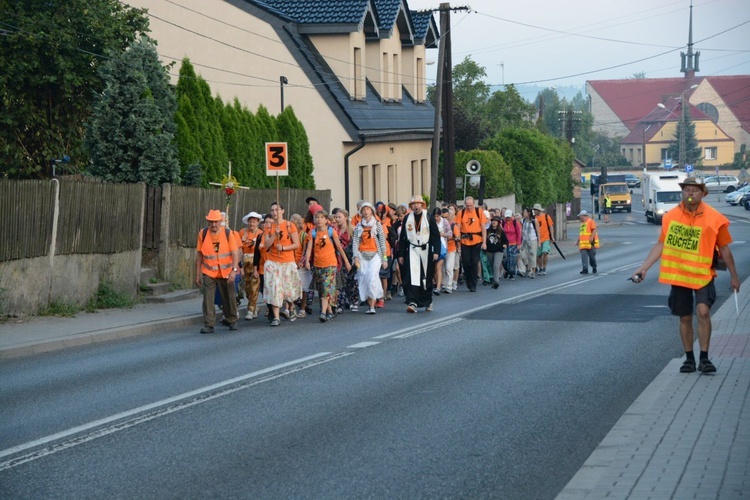 Pielgrzymi zdobywają Jasną Górę