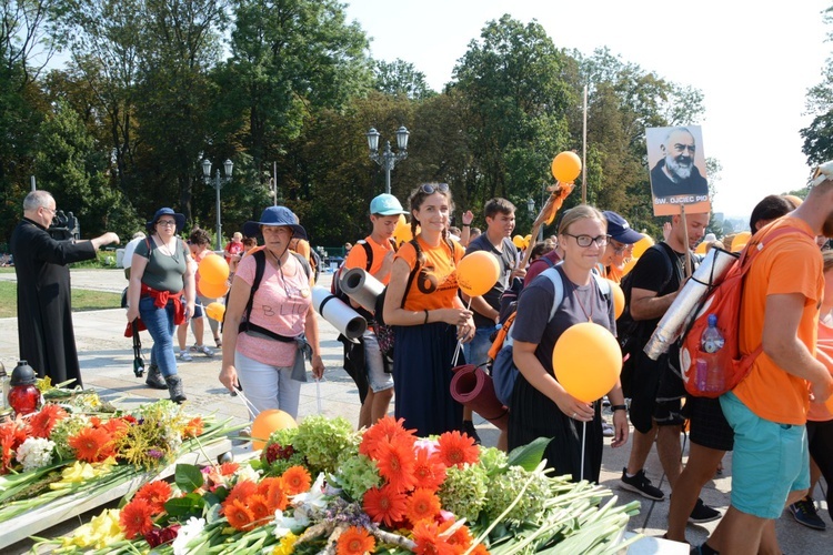 "Szóstki" meldują się u Matki Bożej