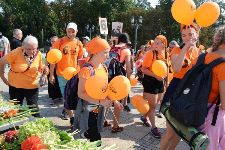 "Szóstki" meldują się u Matki Bożej