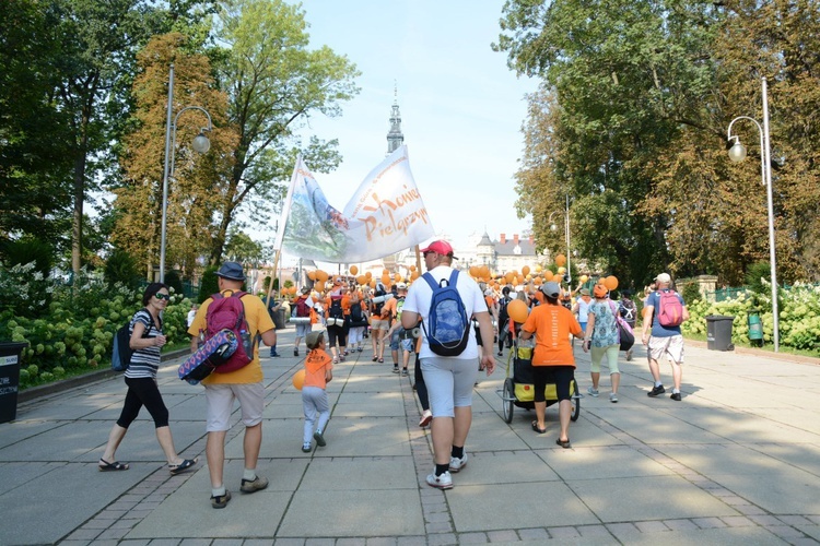 "Szóstki" meldują się u Matki Bożej