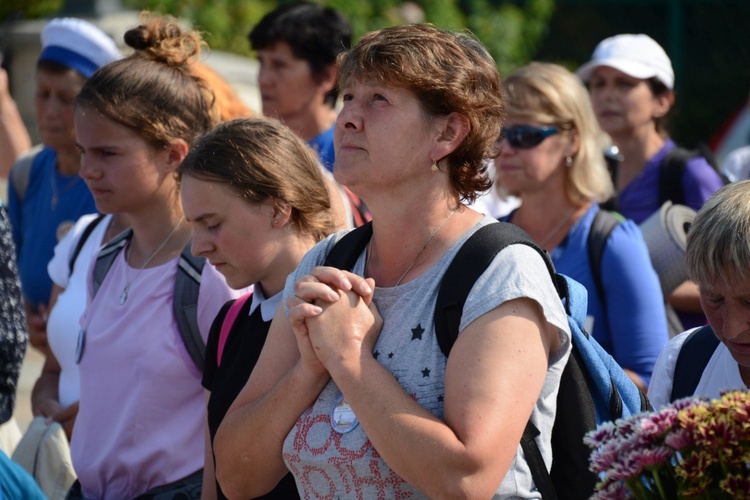 "Szóstki" meldują się u Matki Bożej