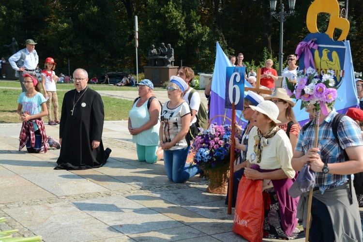 "Szóstki" meldują się u Matki Bożej