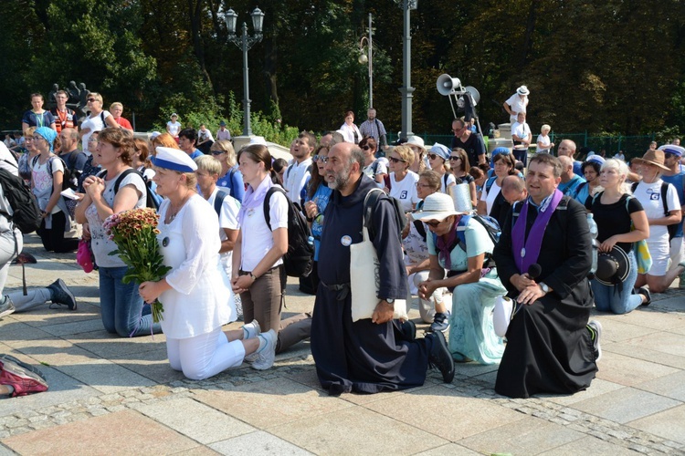 "Szóstki" meldują się u Matki Bożej