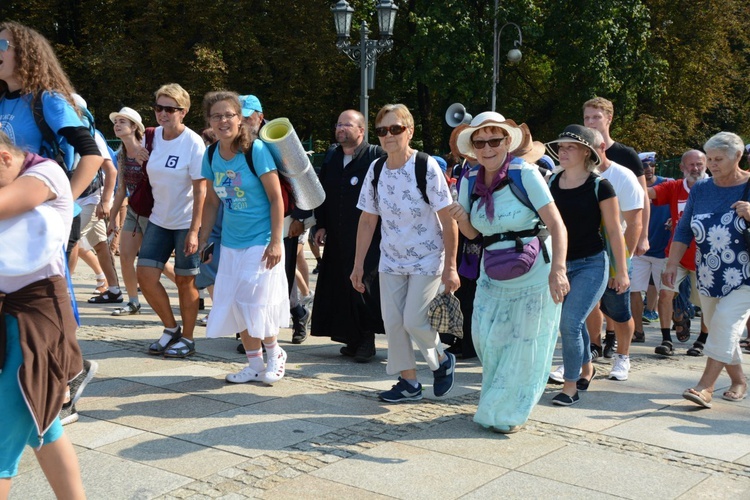 "Szóstki" meldują się u Matki Bożej