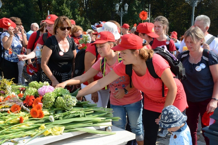 "Szóstki" meldują się u Matki Bożej