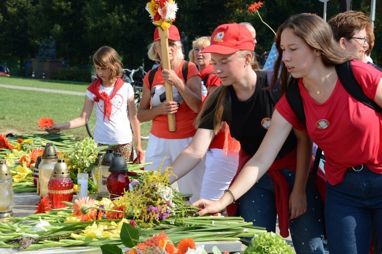 "Szóstki" meldują się u Matki Bożej