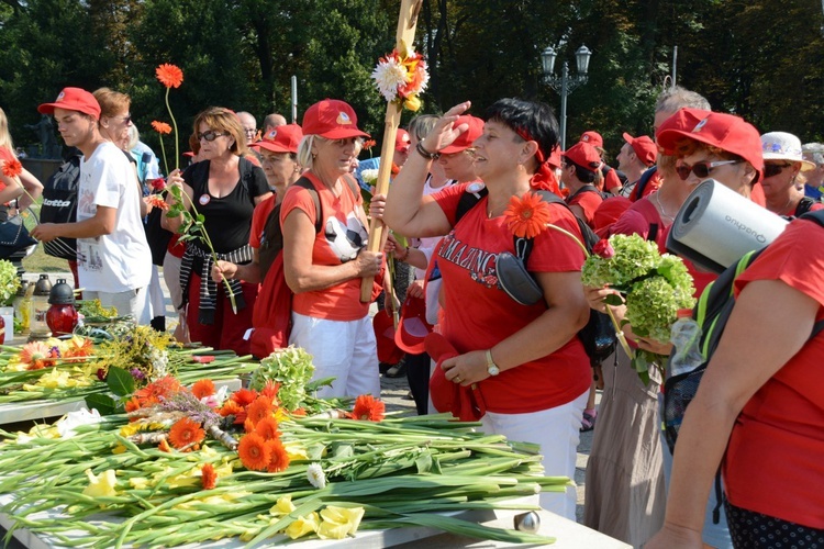 "Szóstki" meldują się u Matki Bożej