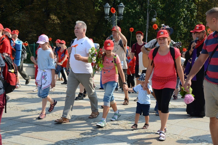 "Szóstki" meldują się u Matki Bożej