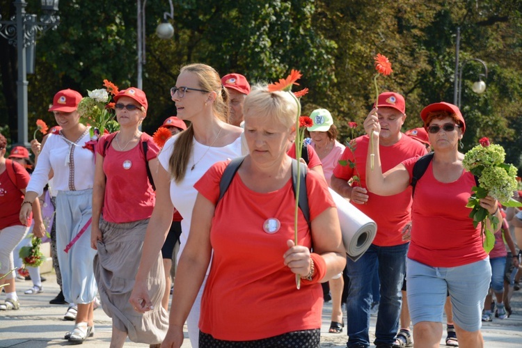 "Szóstki" meldują się u Matki Bożej