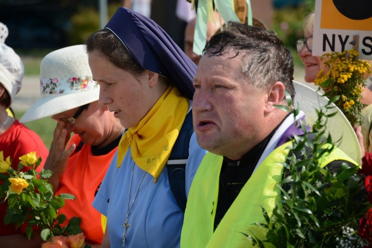 "Szóstki" meldują się u Matki Bożej