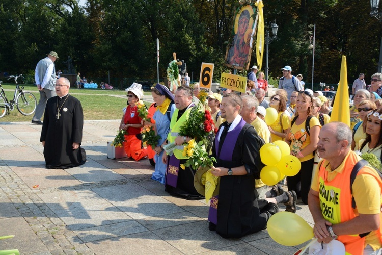 "Szóstki" meldują się u Matki Bożej