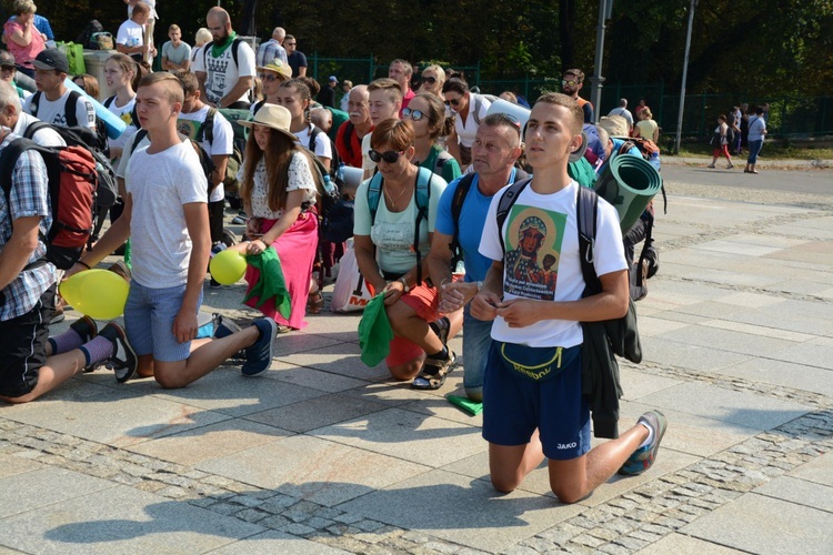 "Szóstki" meldują się u Matki Bożej