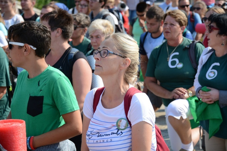 "Szóstki" meldują się u Matki Bożej