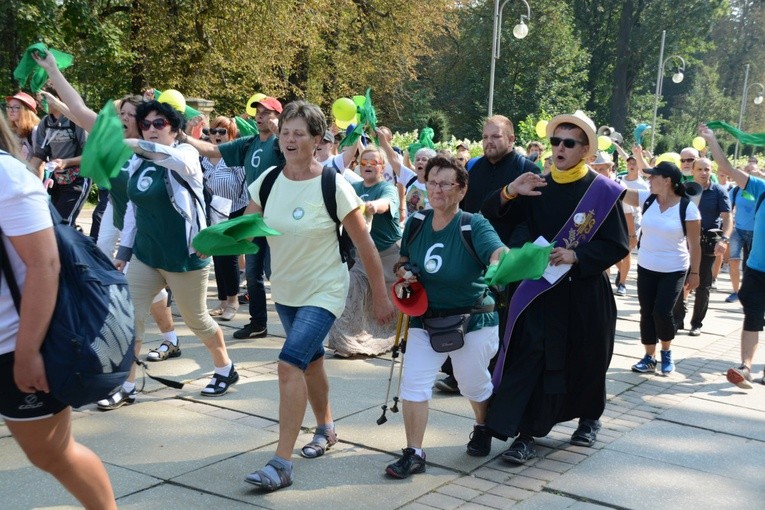 "Szóstki" meldują się u Matki Bożej