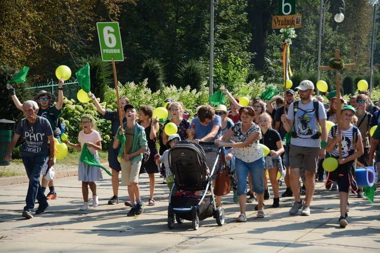 "Szóstki" meldują się u Matki Bożej