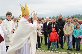 Bp Andrzej Jeż błogosławi czytelnikom "Gościa Tarnowskiego"