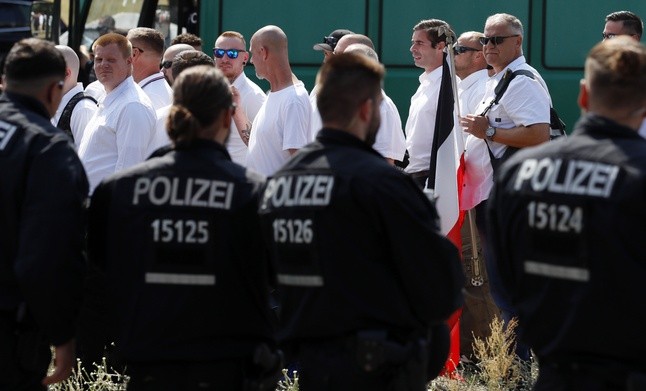 Policjant ranny w starciach neonazistów z antyfaszystami w Berlinie