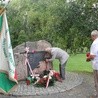 Pod pomnikiem złożono kwiaty i zapalono znicze