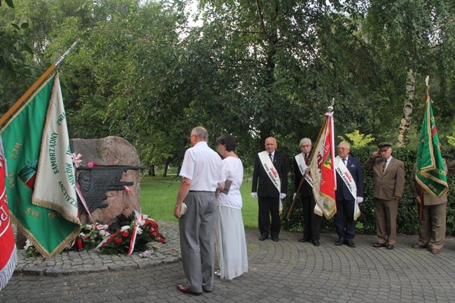 Pod pomnikiem ks. Romana Kotlarza